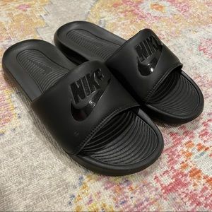 NBW Nike Victori One
Women's Slide Size US 6